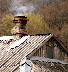 труба на деревенском доме. дымоход газового котла через стену в частном доме. труба для дымохода. труба на деревенском доме. кирпичная труба.
