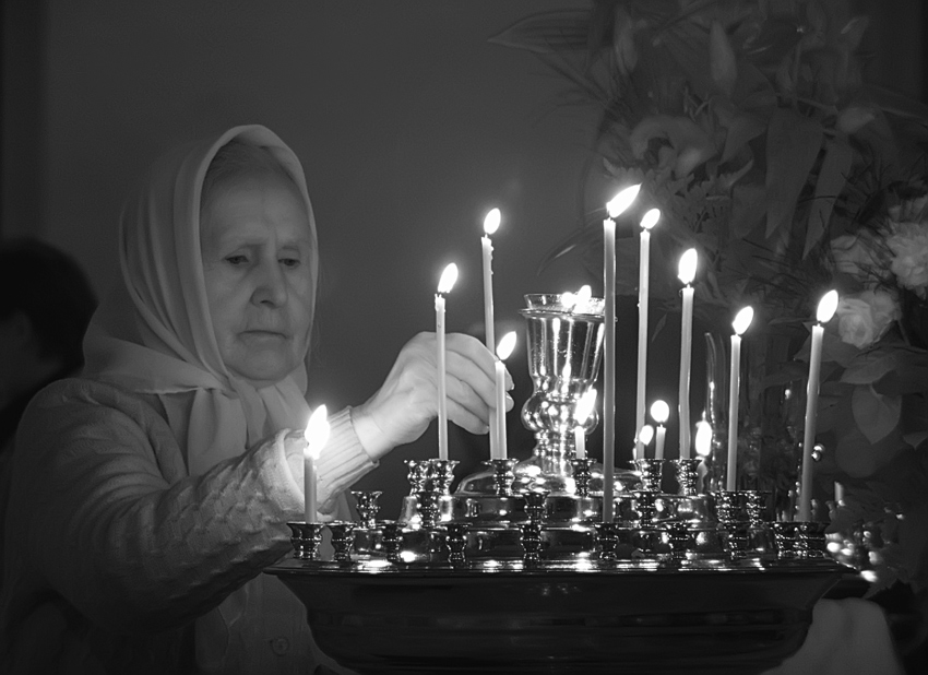 Мать молится в храме