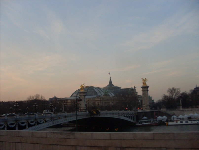 Девушка на мосту