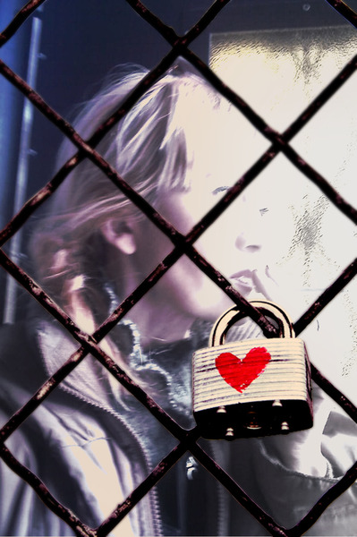 Всё куда-то уходит и память непрочно...