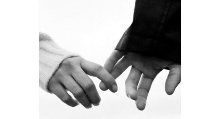 Задержу твою руку...