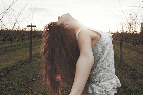 человек в сером плаще