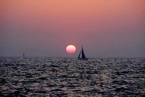 Вдали паруса бригантины