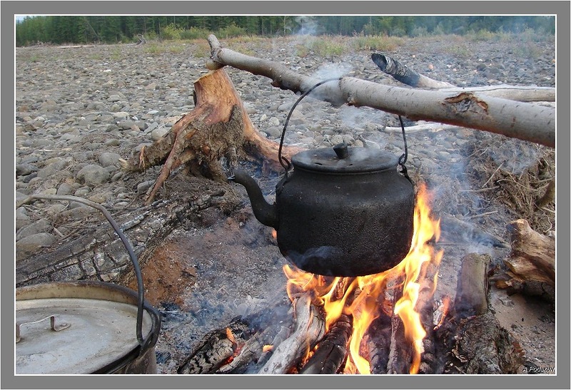 Медный чайник на огне
