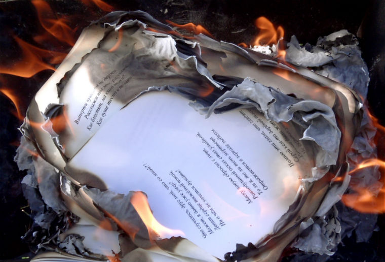 Рукопись горит в огне