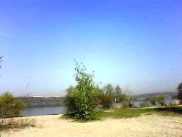 У реки