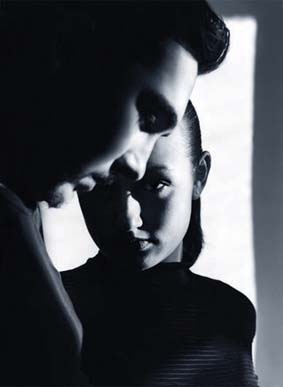 Вдаль плывут неспешно облака