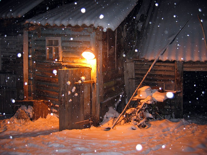 Квартиры в пурге. Зимний двор в деревне ночью. Снегопад ночью в деревне. Зима деревня вечер. Ночь вьюга деревня.