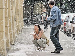 В белом вальсе пушинки