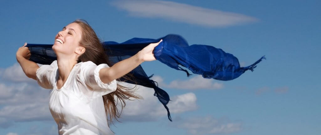 Дует ли ветер. Женщина на ветру. Девушка и сильный ветер. Развивается на ветру. Человек ветер.