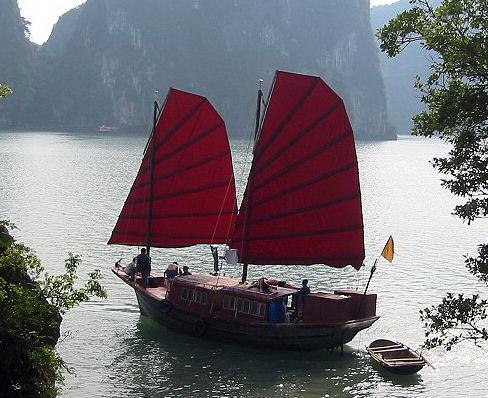 Китайская лодка 6 букв. Джонка. Вьетнамская лодка Джонка. Пиратская Джонка. Китайские лодки с парусами.