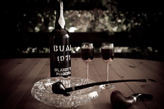 Насладится приступом грусти...