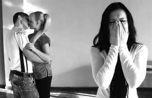 Ты так же далеко, и уже с другой