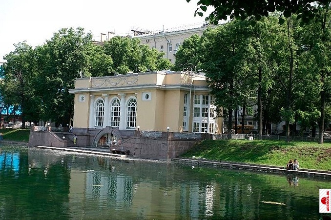 В ресторане на прудах