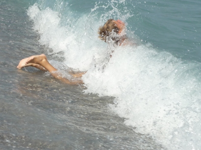 Сверкает синяя вода