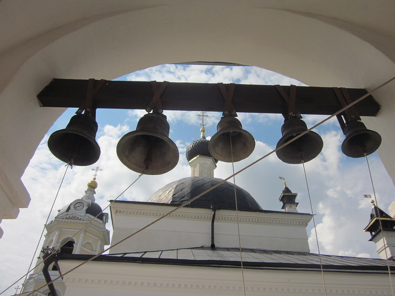 Песня старый колокол. Тихвин звонница колокола. Колокольный звон Оренбург храм. Колокол звонница храм купола.