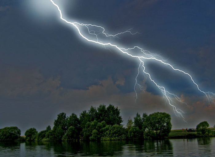 И небо - устало упало дождем...