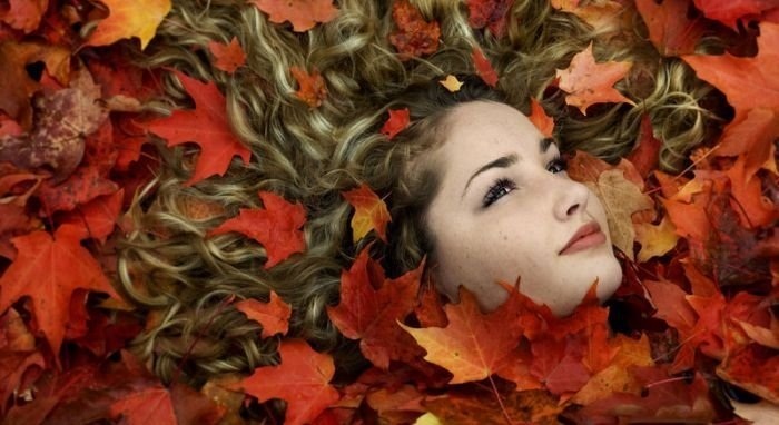 Вновь осень положила на окно...