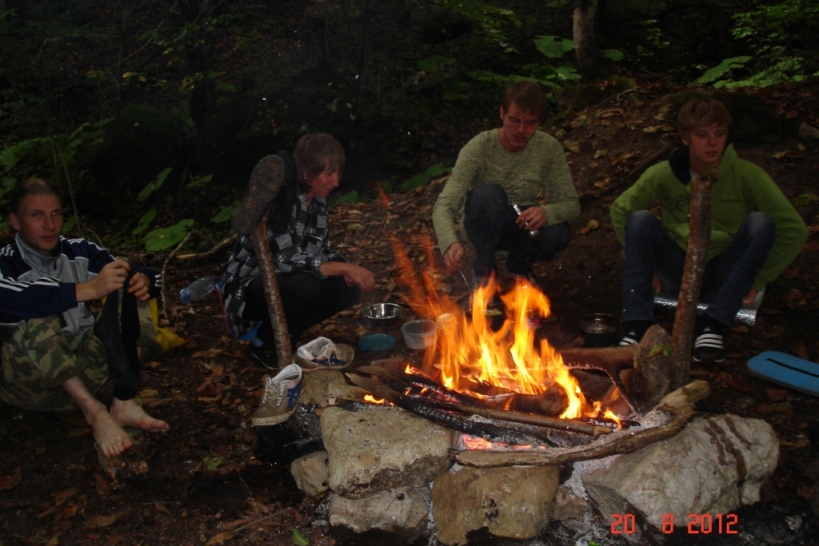 Горит, костер...