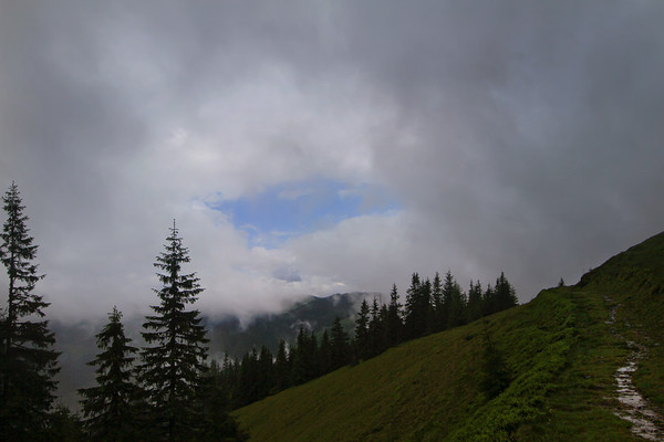Закинув за спину рюкзак...