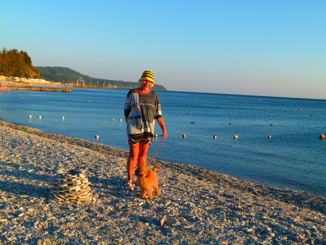 Кожу белую солнце красило