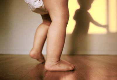 Человек учится ходить