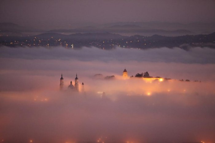 На землю опустились облака