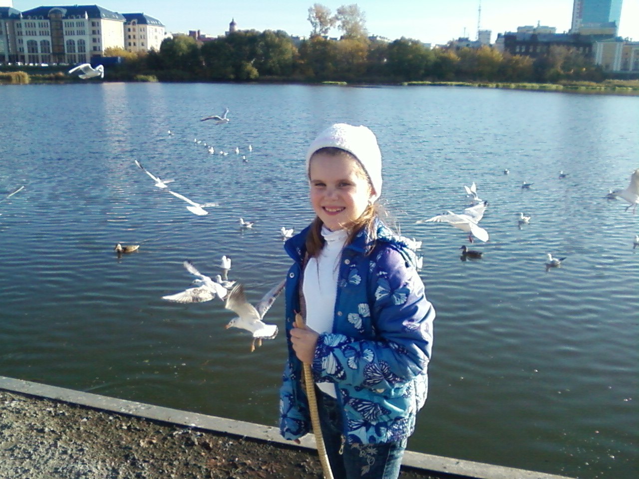 На набережной городской реки