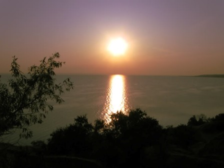 Размытый нимб осеннего светила...