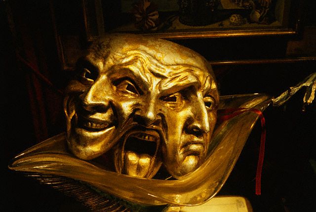 Улыбаюсь, когда мне совсем не смешно...