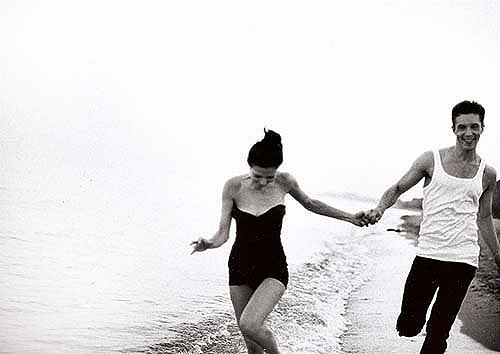 Картинка девушка бежит навстречу парню