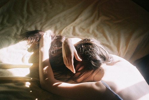 Быть слабой. Просыпаться рядом с любимым человеком. Проснулись чувства к бывшей. С чего начинаются отношения. Уставший взгляд.