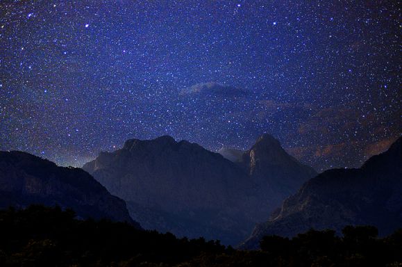 Звездным снегом небо замело...