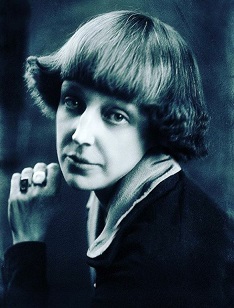 Она писала соловьиные стихи...