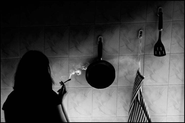 А ночью на кухне слушать. Одиночество на кухне. Девушка на кухне с сигаретой. Курящая девушка на кухне. Грустно на кухне.