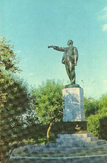 Куда указывает Ленин?