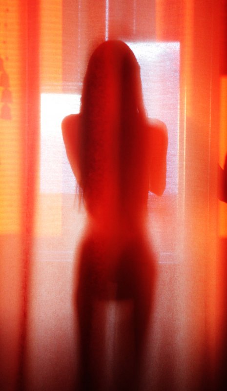 Красные шторы