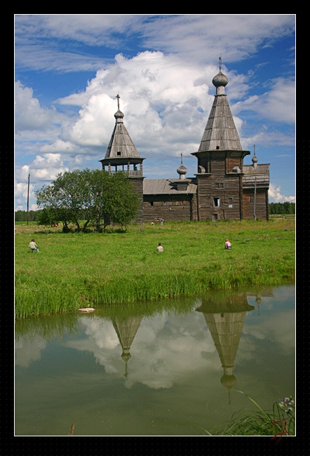 На погосте, возле церкви...