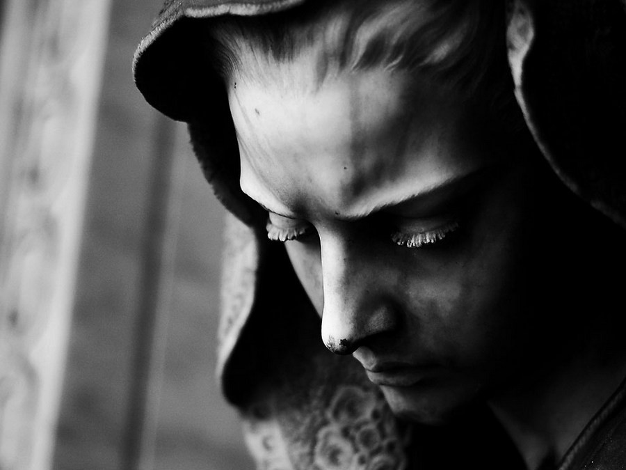 Над изломом плеч довлеет бренность мира