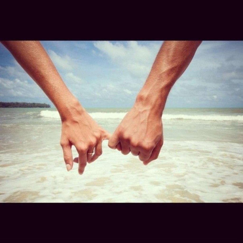 Поедем в две руки. Руки влюбленных. Руки влюбленных на море. За руку на море. Рука за руку у моря.