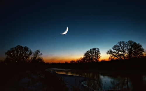 Месяц разорвал своей клешней