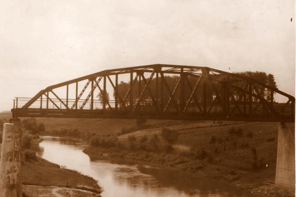 По вымокшим рельсам