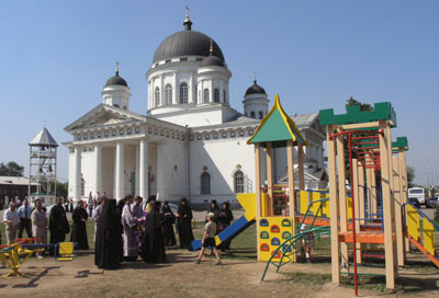 Напротив церкви