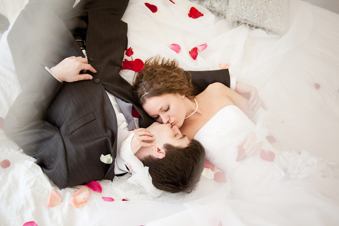 первая брачная ночь невесты и жениха. первая брачная ночь молодоженов. невеста в брачную ночь. первая брачная ночь невесты. невеста в брачную ночь.