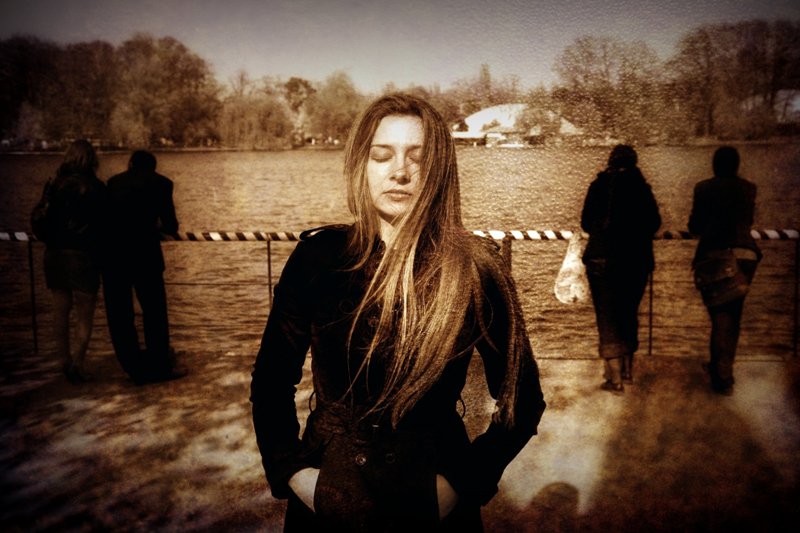 Мне тоскливо, прости, я устала