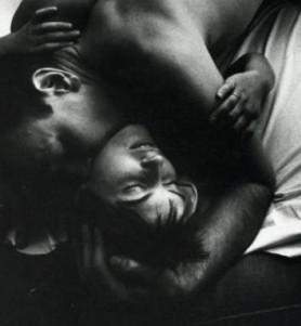 Объятий жар совместно замыкая...