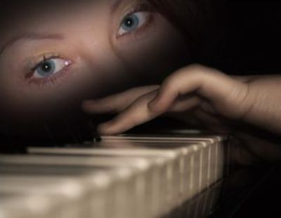 Уносит искры чувств неспешно в небеса