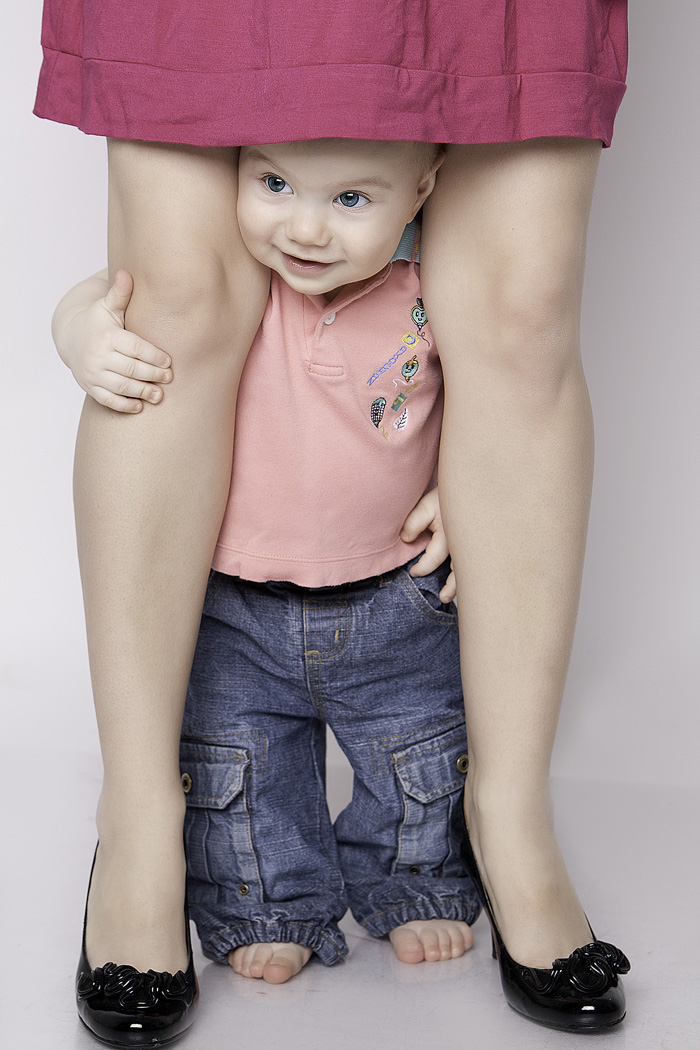 Ноги мамы для детей. Ребенок под маминой юбкой. Ноги мамы и ребёнка. Ребёнок под мамкиной юбкой. Ребенок в ногах матери.