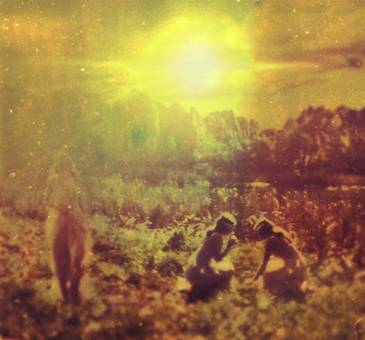 Под теплым светом на земле