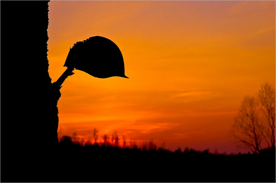 Солнце скатывается в бездну за небосвод